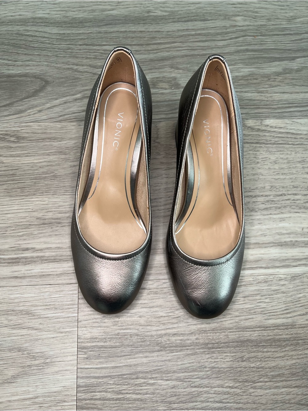 Vionic Carmel Chunky Leather Pump Womens 7.5 Silver Block Heel *Tiny Flaws